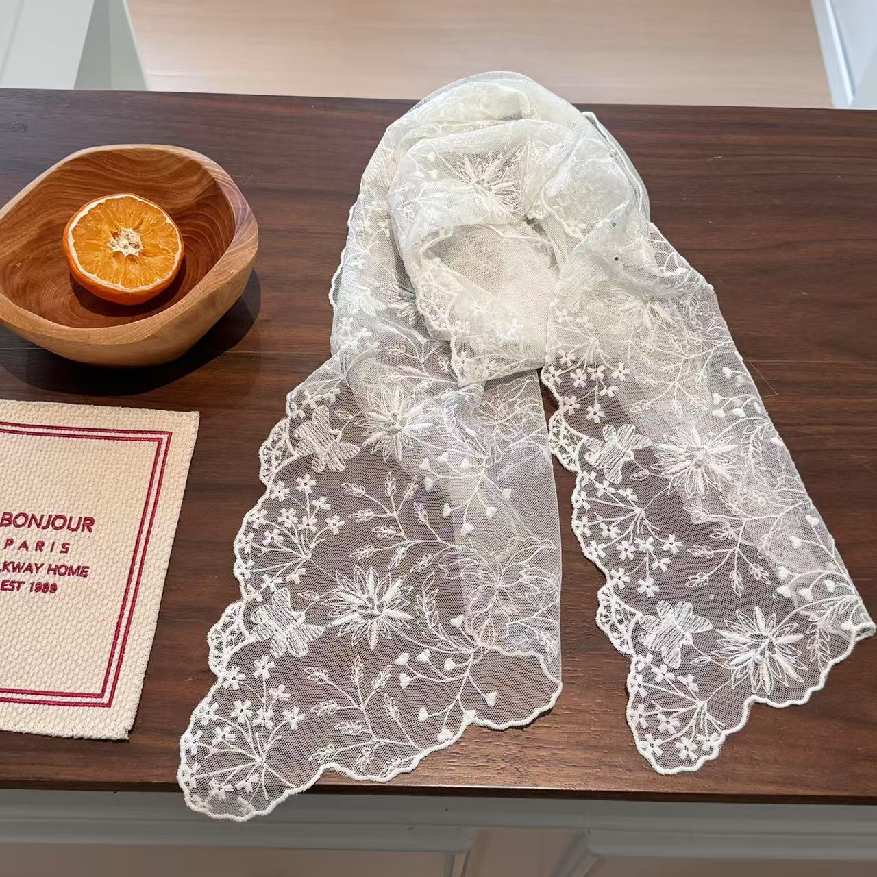 Women'S Korean Accessories - Elegancki długi szal z perłową koronką