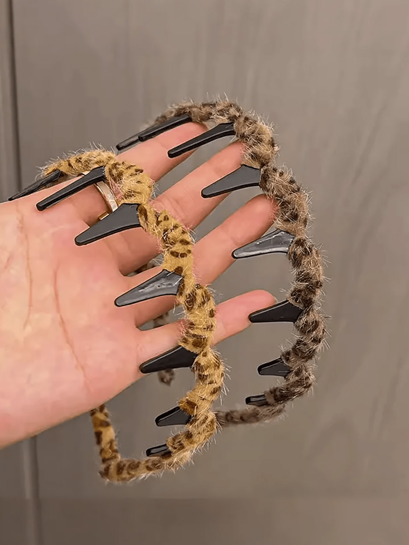 Women Accessories Shop Design - Opaska do włosów w panterkę z